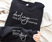 Sweatshirt mit Ärmelaufdruck „Das ist nur ein Kapitel, nicht die ganze Geschichte“