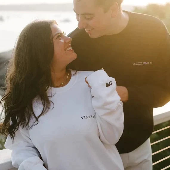 Benutzerdefinierte bestickte römische Zahl Datum Sweatshirt-Valentinstag oder Geburtstagsgeschenk für sie ihn