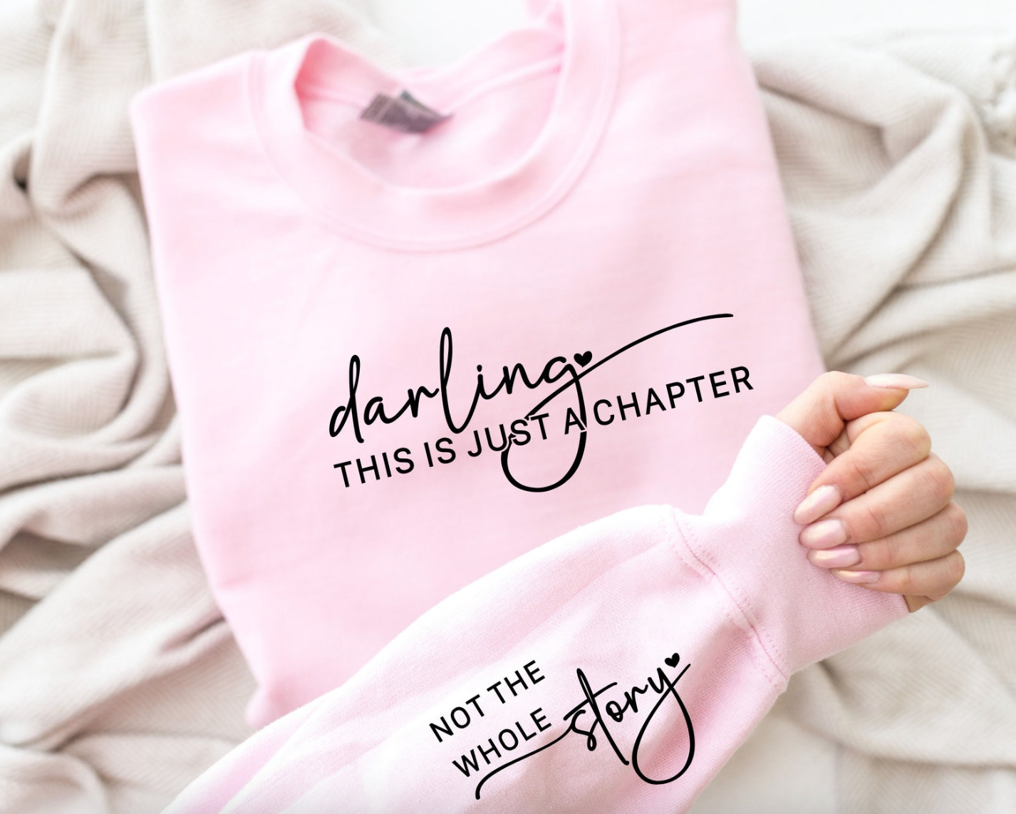 Sweatshirt mit Ärmelaufdruck „Das ist nur ein Kapitel, nicht die ganze Geschichte“