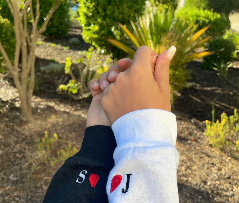 Benutzerdefinierte bestickte passende Paar Hoodies Liebe Herz