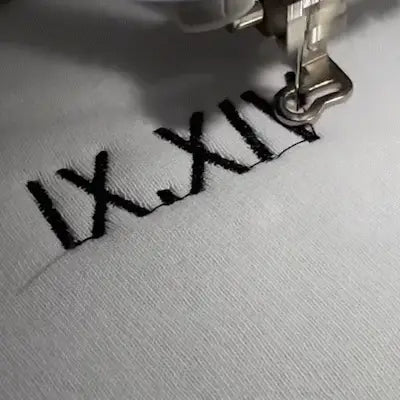 Benutzerdefinierte bestickte römische Zahl Datum Sweatshirt-Valentinstag oder Geburtstagsgeschenk für sie ihn