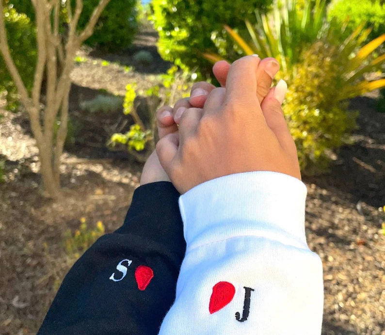Benutzerdefinierte bestickte passende Paar Hoodies Liebe Herz